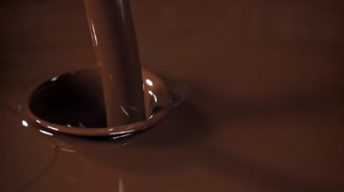 Erimiş sıvı çikolata. 1000 fps 'de yüksek hızlı bir kamerayla çekildi. Yüksek kaliteli FullHD görüntüler