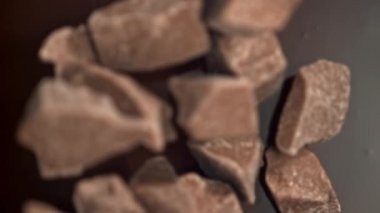 Çikolata parçaları erimiş çikolatanın içine düşer. 1000 fps 'de yüksek hızlı bir kamerayla çekildi. Yüksek kaliteli FullHD görüntüler