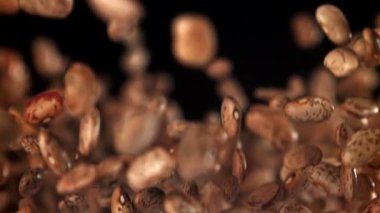 Beyaz fasulyeler uçar ve düşer. 1000 fps 'de yüksek hızlı bir kamerayla çekildi. Yüksek kaliteli FullHD görüntüler