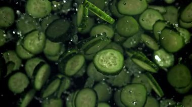 Dilimlenmiş salatalıklar uçar ve düşer. 1000 fps 'de yüksek hızlı bir kamerayla çekildi. Yüksek kaliteli FullHD görüntüler