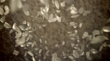 Pirinç torbanın içine düşer. 1000 fps 'de yüksek hızlı bir kamerayla çekildi. Yüksek kaliteli FullHD görüntüler