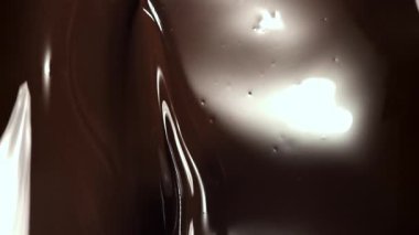 Erimiş sıvı çikolata. 1000 fps 'de yüksek hızlı bir kamerayla çekildi. Yüksek kaliteli FullHD görüntüler