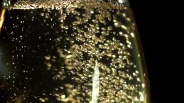 Bir bardak beyaz şarapta hava kabarcıkları. 1000 fps 'de yüksek hızlı bir kamerayla çekildi. Yüksek kaliteli FullHD görüntüler