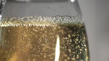 Bir bardak beyaz şarapta hava kabarcıkları. 1000 fps 'de yüksek hızlı bir kamerayla çekildi. Yüksek kaliteli FullHD görüntüler