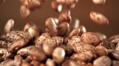 Beyaz fasulyeler tahta masaya düşer. 1000 fps 'de yüksek hızlı bir kamerayla çekildi. Yüksek kaliteli FullHD görüntüler
