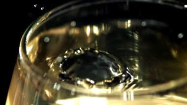 Bir damla beyaz bir şarabın içine düşer. 1000 fps 'de yüksek hızlı bir kamerayla çekildi. Yüksek kaliteli FullHD görüntüler