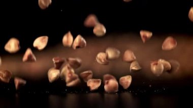 Karabuğday siyah arka plana düşer. 1000 fps 'de yüksek hızlı bir kamerayla çekildi. Yüksek kaliteli FullHD görüntüler