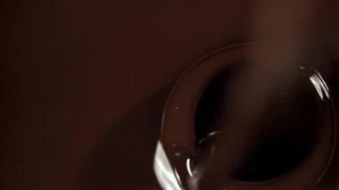 Erimiş sıvı çikolata. 1000 fps 'de yüksek hızlı bir kamerayla çekildi. Yüksek kaliteli FullHD görüntüler