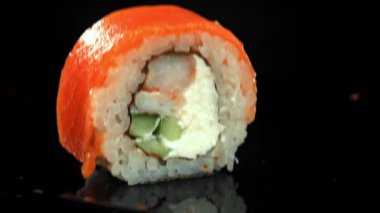 Japon dürümü soya sosunun içine düşer. 1000 fps 'de yüksek hızlı bir kamerayla çekildi. Yüksek kaliteli FullHD görüntüler