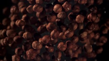 Fındıklar uçar ve düşer. 1000 fps 'de yüksek hızlı bir kamerayla çekildi. Yüksek kaliteli FullHD görüntüler