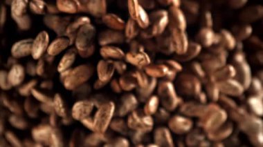 Beyaz fasulyeler uçar ve düşer. 1000 fps 'de yüksek hızlı bir kamerayla çekildi. Yüksek kaliteli FullHD görüntüler