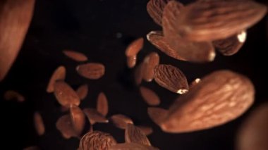 Bademler düşüyor. 1000 fps 'de yüksek hızlı bir kamerayla çekildi. Yüksek kaliteli FullHD görüntüler