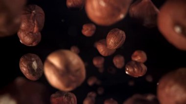 Fındıklar düşer. 1000 fps 'de yüksek hızlı bir kamerayla çekildi. Yüksek kaliteli FullHD görüntüler