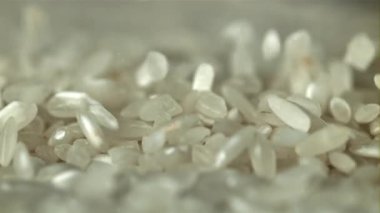 Pirinç masaya düşer. 1000 fps 'de yüksek hızlı bir kamerayla çekildi. Yüksek kaliteli FullHD görüntüler