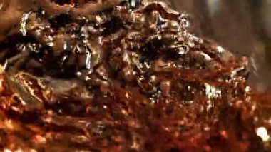 Konyak bardağa doldurulur. 1000 fps 'de yüksek hızlı bir kamerayla çekildi. Yüksek kaliteli FullHD görüntüler