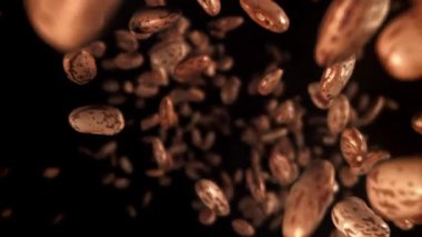 Beyaz fasulyeler uçuyor. 1000 fps 'de yüksek hızlı bir kamerayla çekildi. Yüksek kaliteli FullHD görüntüler