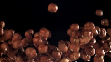 Fındıklar uçar ve düşer. 1000 fps 'de yüksek hızlı bir kamerayla çekildi. Yüksek kaliteli FullHD görüntüler