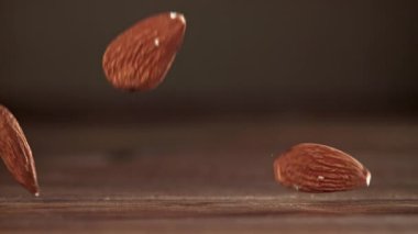 Bademler ahşap bir masaya düşer. 1000 fps 'de yüksek hızlı bir kamerayla çekildi. Yüksek kaliteli FullHD görüntüler