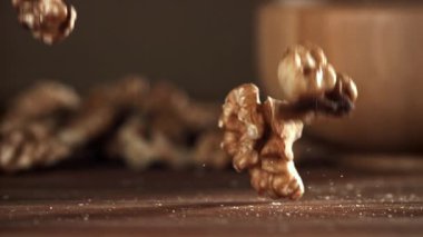 Cevizler ahşap bir masaya düşer. 1000 fps 'de yüksek hızlı bir kamerayla çekildi. Yüksek kaliteli FullHD görüntüler