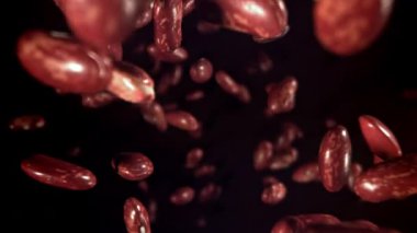 Kırmızı fasulyeler düşer. 1000 fps 'de yüksek hızlı bir kamerayla çekildi. Yüksek kaliteli FullHD görüntüler