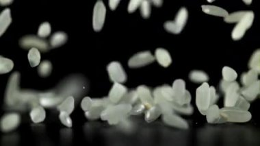 Pirinç siyah arka plana düşüyor. 1000 fps 'de yüksek hızlı bir kamerayla çekildi. Yüksek kaliteli FullHD görüntüler