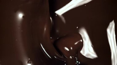 Erimiş sıvı çikolata. 1000 fps 'de yüksek hızlı bir kamerayla çekildi. Yüksek kaliteli FullHD görüntüler