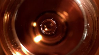 Bir damla konyağın içine düşer. 1000 fps 'de yüksek hızlı bir kamerayla çekildi. Yüksek kaliteli FullHD görüntüler