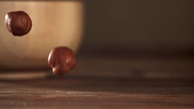 Fındıklar ahşap bir masaya düşer. 1000 fps 'de yüksek hızlı bir kamerayla çekildi. Yüksek kaliteli FullHD görüntüler