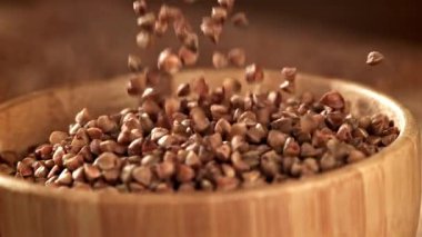 Karabuğday tahtadan bir kaseye düşer. 1000 fps 'de yüksek hızlı bir kamerayla çekildi. Yüksek kaliteli FullHD görüntüler