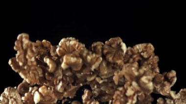 Cevizler yukarı uçar ve aşağı düşer. 1000 fps 'de yüksek hızlı bir kamerayla çekildi. Yüksek kaliteli FullHD görüntüler