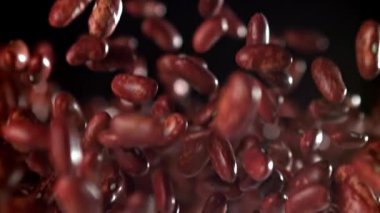 Kırmızı fasulyeler uçar ve düşer. 1000 fps 'de yüksek hızlı bir kamerayla çekildi. Yüksek kaliteli FullHD görüntüler