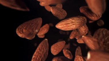 Bademler düşüyor. 1000 fps 'de yüksek hızlı bir kamerayla çekildi. Yüksek kaliteli FullHD görüntüler