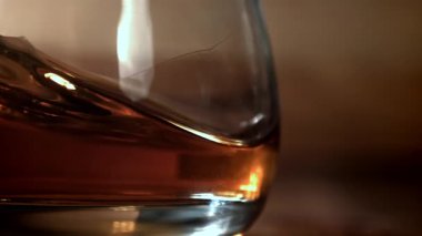 Kadehte yıllanmış viski. 1000 fps 'de yüksek hızlı bir kamerayla çekildi. Yüksek kaliteli FullHD görüntüler