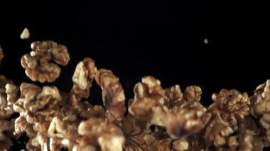 Cevizler yukarı uçar ve aşağı düşer. 1000 fps 'de yüksek hızlı bir kamerayla çekildi. Yüksek kaliteli FullHD görüntüler