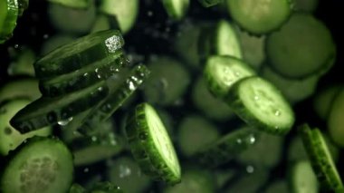 Dilimlenmiş salatalıklar uçar ve düşer. 1000 fps 'de yüksek hızlı bir kamerayla çekildi. Yüksek kaliteli FullHD görüntüler