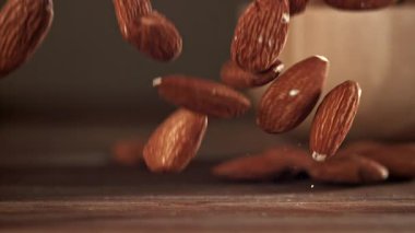 Bademler ahşap bir masaya düşer. 1000 fps 'de yüksek hızlı bir kamerayla çekildi. Yüksek kaliteli FullHD görüntüler