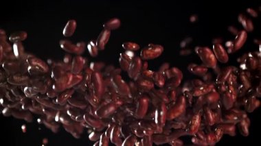 Kırmızı fasulyeler uçar ve düşer. 1000 fps 'de yüksek hızlı bir kamerayla çekildi. Yüksek kaliteli FullHD görüntüler