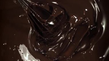 Çikolata çırpıcıyla karıştırılır. 1000 fps 'de yüksek hızlı bir kamerayla çekildi. Yüksek kaliteli FullHD görüntüler