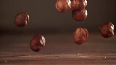 Fındıklar ahşap bir masaya düşer. 1000 fps 'de yüksek hızlı bir kamerayla çekildi. Yüksek kaliteli FullHD görüntüler
