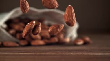 Bademler ahşap bir masaya düşer. 1000 fps 'de yüksek hızlı bir kamerayla çekildi. Yüksek kaliteli FullHD görüntüler