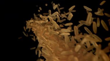 Pirinç siyah arka plana düşüyor. 1000 fps 'de yüksek hızlı bir kamerayla çekildi. Yüksek kaliteli FullHD görüntüler