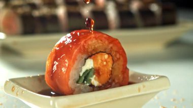 Soya sosu bir Japon rulosunun üzerine dökülür. 1000 fps 'de yüksek hızlı bir kamerayla çekildi. Yüksek kaliteli FullHD görüntüler