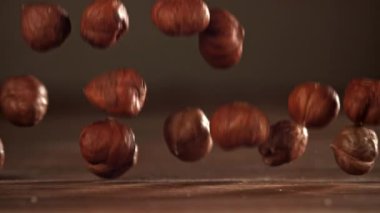 Fındıklar ahşap bir masaya düşer. 1000 fps 'de yüksek hızlı bir kamerayla çekildi. Yüksek kaliteli FullHD görüntüler