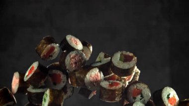 Geleneksel Japon dürümleri sebzeli ve balıklı. 1000 fps 'de yüksek hızlı bir kamerayla çekildi. Yüksek kaliteli FullHD görüntüler