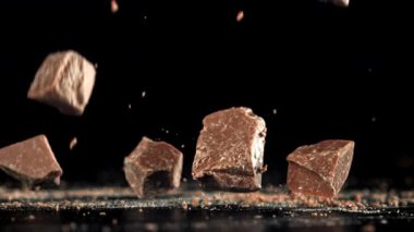 Çikolata parçaları masaya düşer. 1000 fps 'de yüksek hızlı bir kamerayla çekildi. Yüksek kaliteli FullHD görüntüler