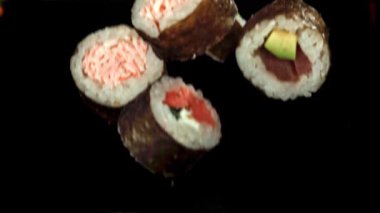 Japon dürümleri soya sosuna dönüşür. 1000 fps 'de yüksek hızlı bir kamerayla çekildi. Yüksek kaliteli FullHD görüntüler