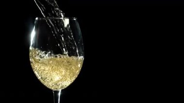 Beyaz şarap bardağa doldurulur. 1000 fps 'de yüksek hızlı bir kamerayla çekildi. Yüksek kaliteli FullHD görüntüler