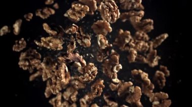 Cevizler yukarı uçar ve aşağı düşer. 1000 fps 'de yüksek hızlı bir kamerayla çekildi. Yüksek kaliteli FullHD görüntüler