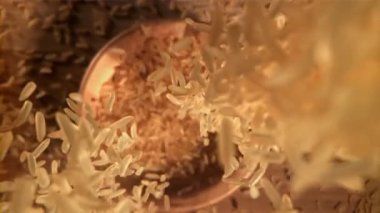 Pirinç ahşap bir kaseye düşer. 1000 fps 'de yüksek hızlı bir kamerayla çekildi. Yüksek kaliteli FullHD görüntüler