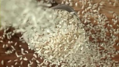 Pirinç torbanın içine düşer. 1000 fps 'de yüksek hızlı bir kamerayla çekildi. Yüksek kaliteli FullHD görüntüler